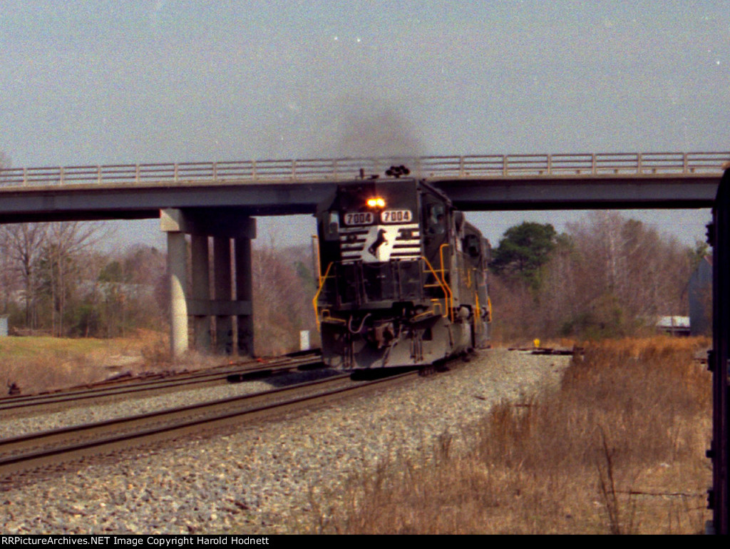 NS 7004 leads a train southbound